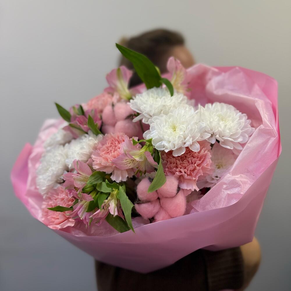 Букет "Десерт" с объемной хризантемой, стойкой астрометрией, диантусом