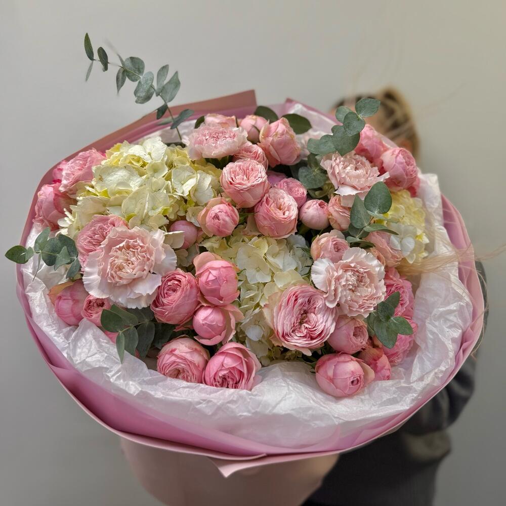 Нежный букет в розовой гамме с гортензией