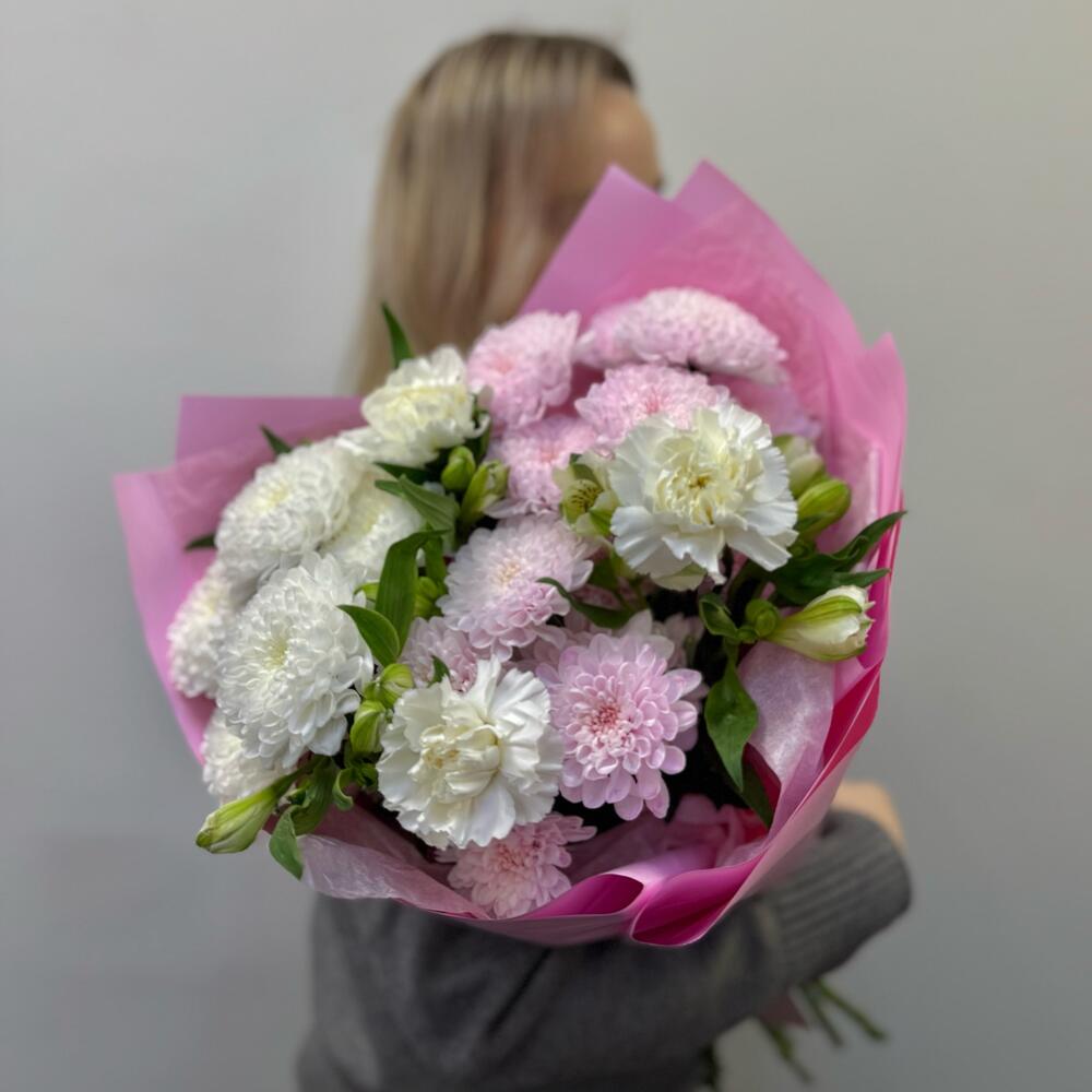 Букет «Розовое сердце» с кустовой хризантемой, стойкой астрометрией и диантусами