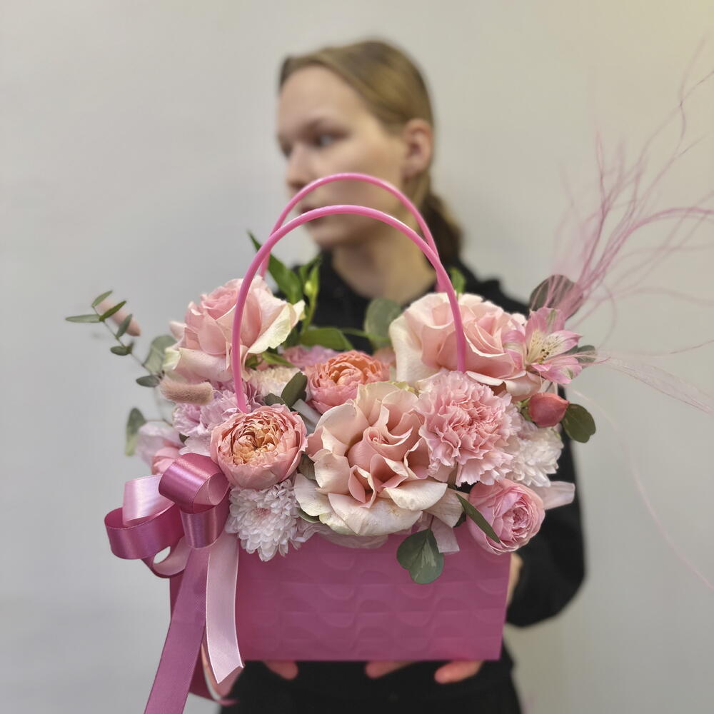 Сумочка «Конфетка» с кустовой пионовидной розой и стойкой альстромерией