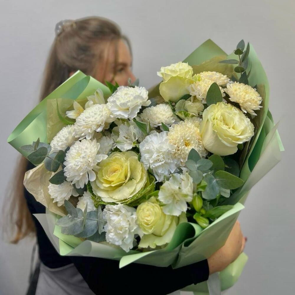 Букет «Запах лета» с пышной хризантемой, розой и брассикой