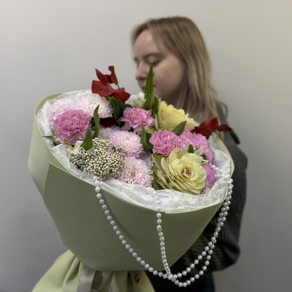 Букет «Белый жемчуг» с кустовой хризантемой, брассикой и стойкой альстромерией