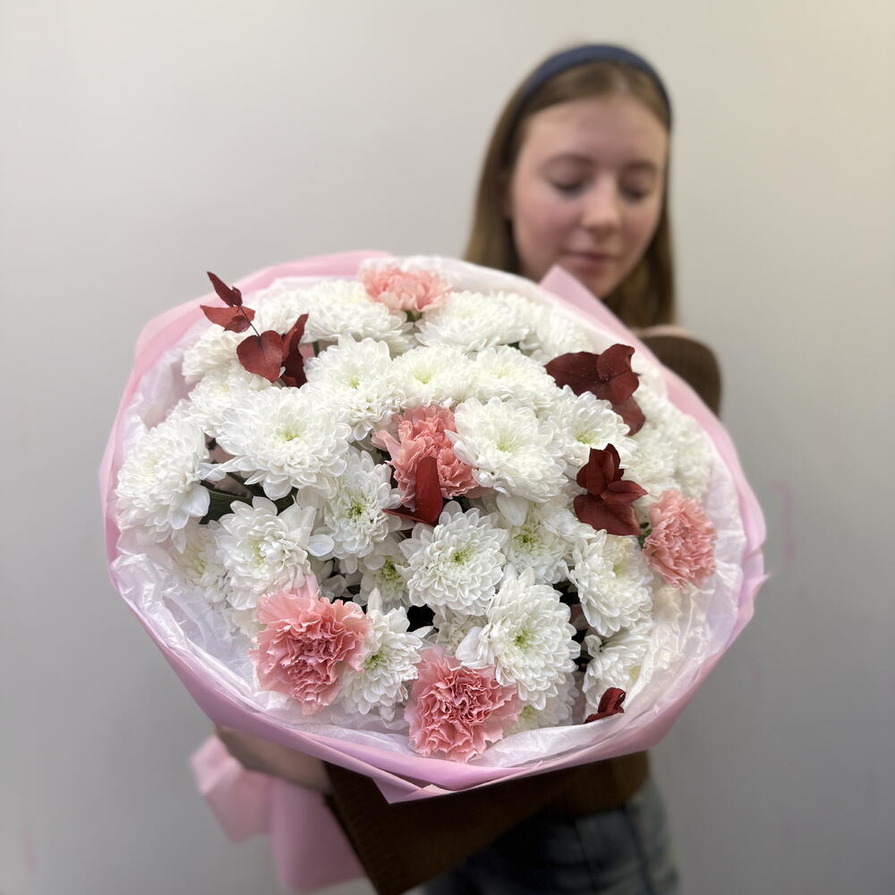 Букет «Личи» с пышной хризантемой, диантусами и эвкалиптом