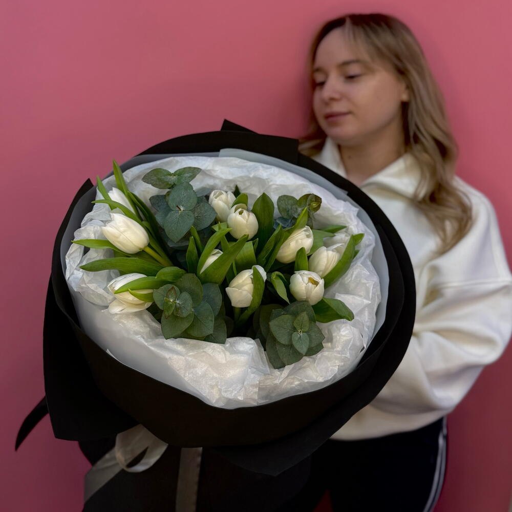 Букет «Cвежее утро» с белыми тюльпанами и ароматным эвкалиптом