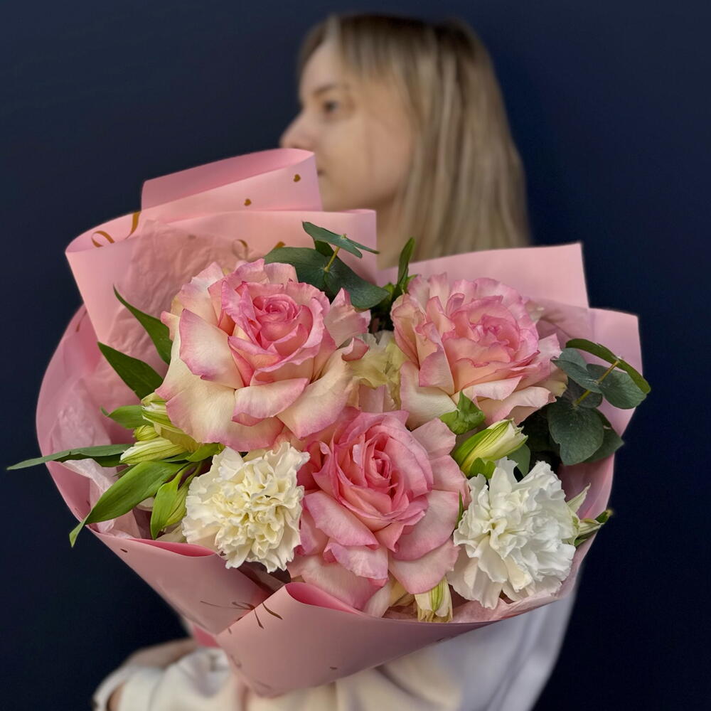 Букет " Цветок любви" с пышной французкой розой, ароматным эвалиптом и стойкой альстромерией