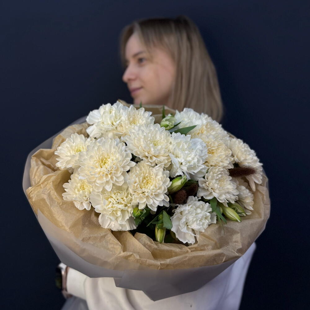 Букет "Яблочный пирог" с пышной хризантемой стойкой альстромерией