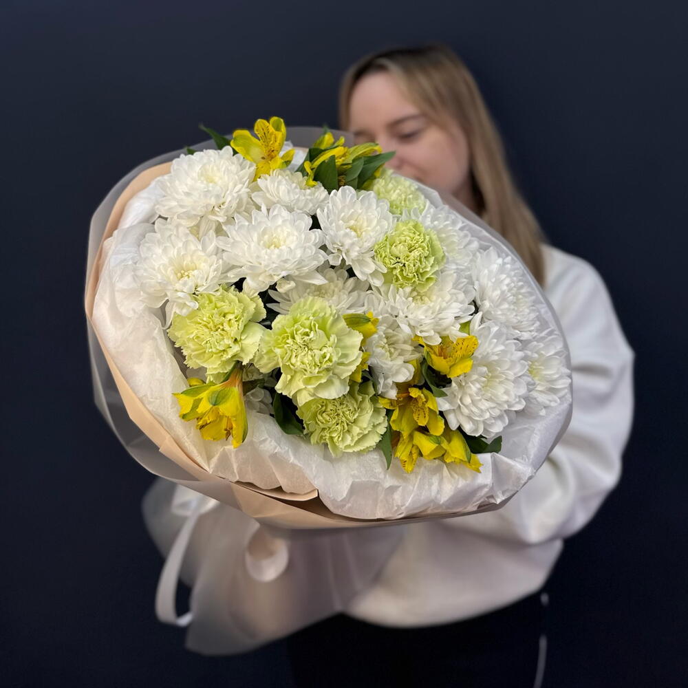 Букет "Бери, не прогадаешь" с пышной хризантемой, стойкой альстромерией и диантусом