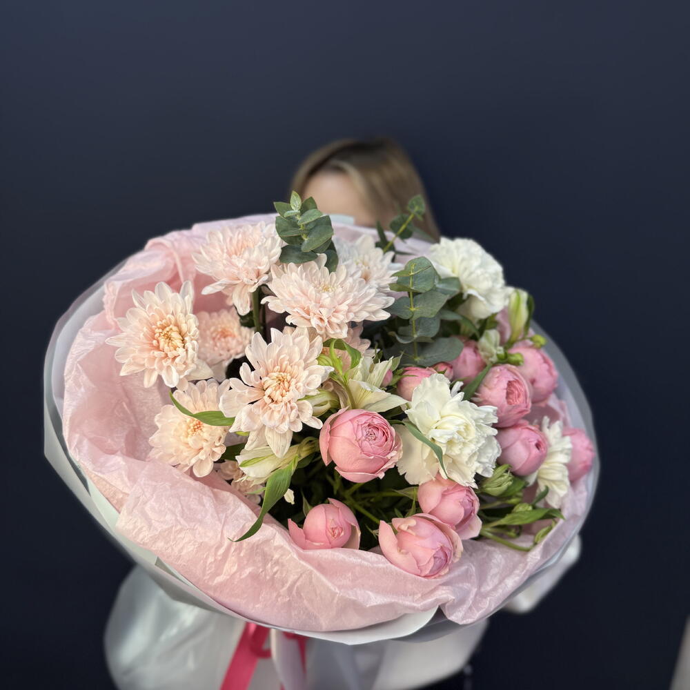 Букет « Ты пахнешь как любовь» с кустовой хризантемой, стойкой альстромерией и кустовой пионовидной розой