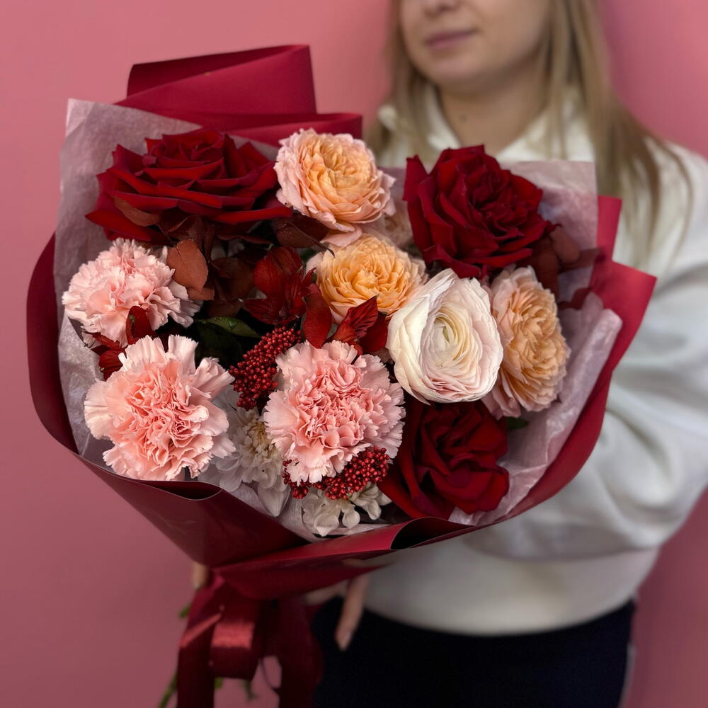 Букет «Теплые объятия» с красной французской розой, стойкой астрометрией, нежными ранункулюсами