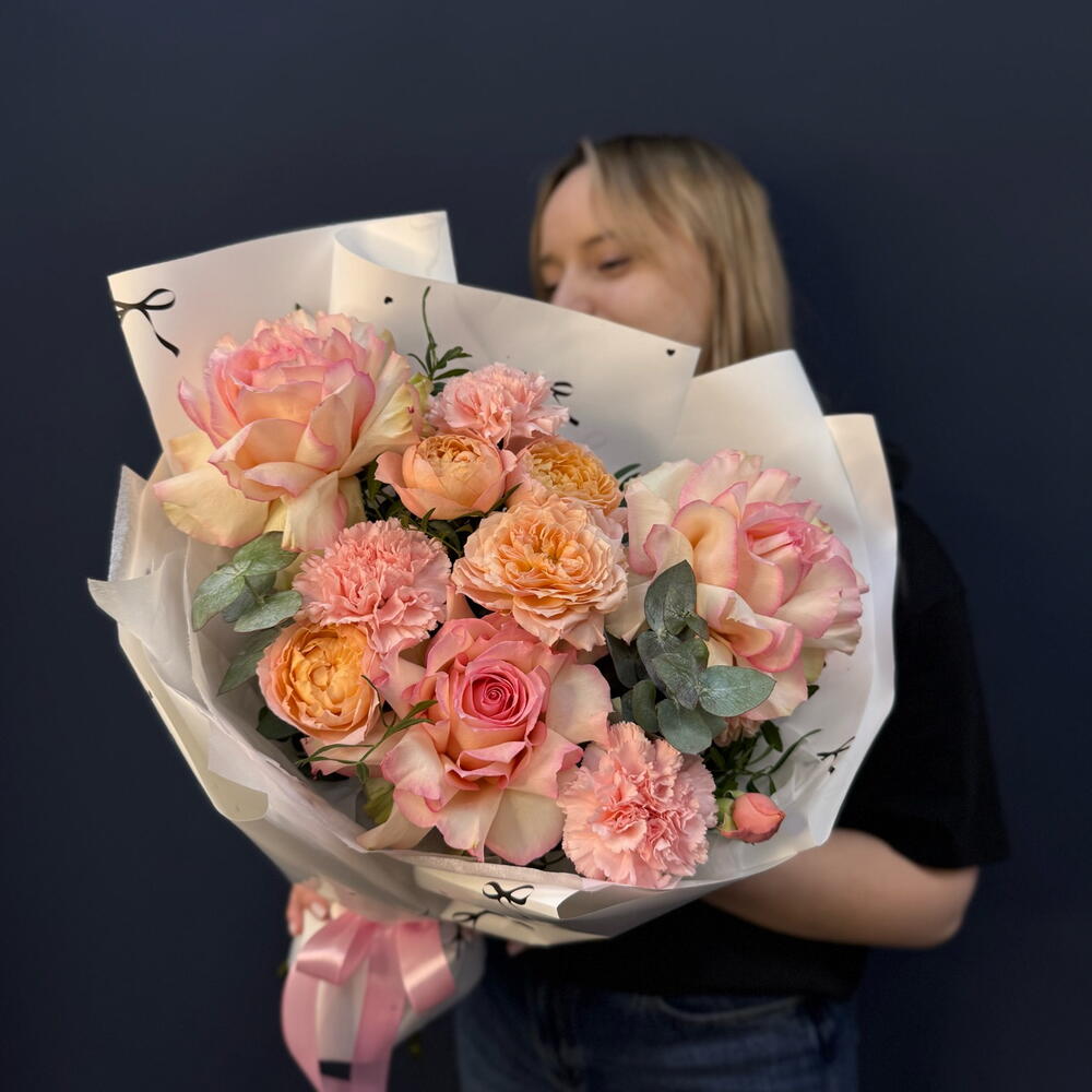 Букет "Инста-вайб" с французской розой и кустовой пионовидной
