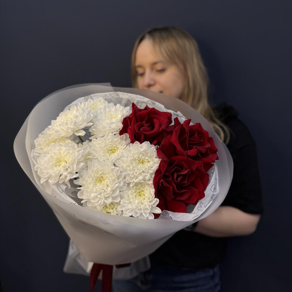 Букет «Любовь» с пышной хризантемой, французкой розой