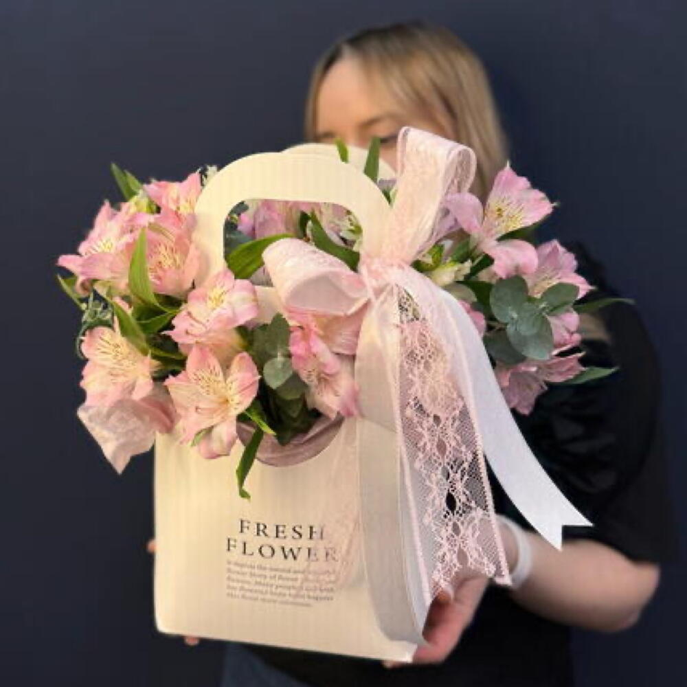 Пышная сумочка "колокольчик" с пышной альстромерией