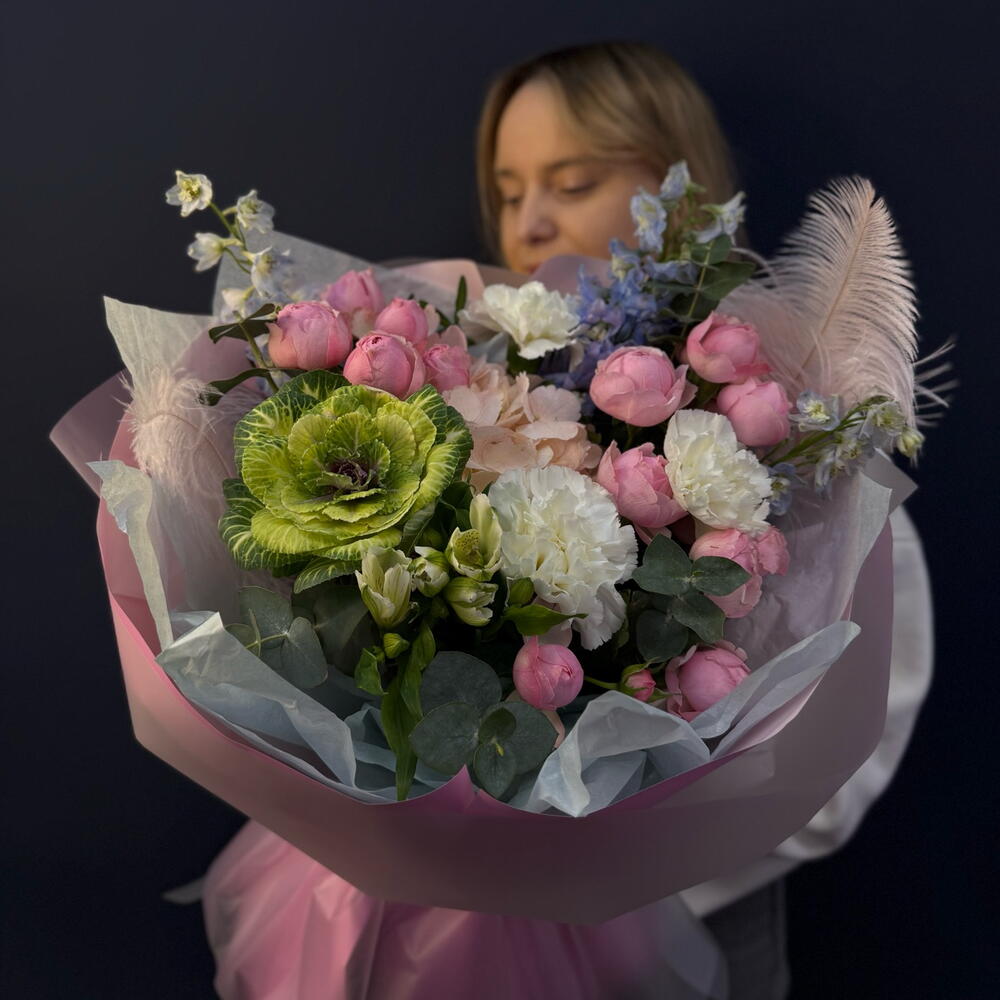 Букет "Первое свидание" с диантусом, стойкой альстромерией, ароматным эвкалиптом, кустовой пионовидной розой