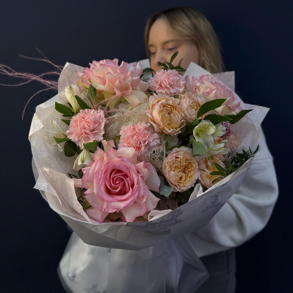 Букет "Облако любви" с французской розой, гортензией, дианутсом, кустовой розой, стойкой альстромерией, ароматным эвкалиптом