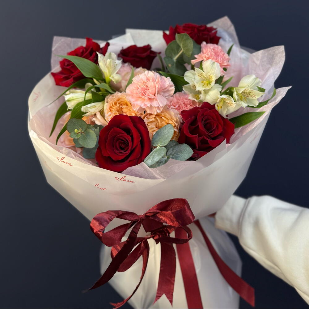 Букет "Тёплый плед M" с французской розой, дианутсом, кустовой розой, стойкой альстромерией, ароматным эвкалиптом