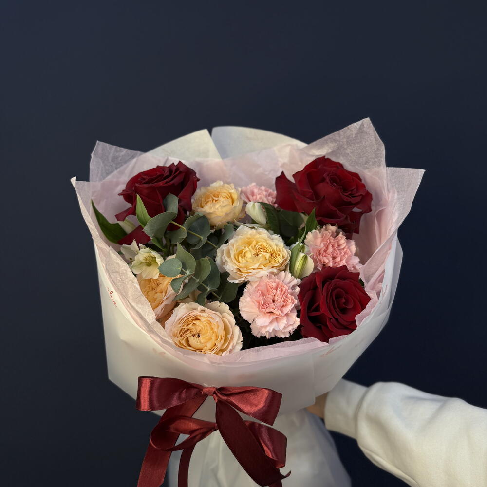 Букет "Тёплый плед S" с французской розой, дианутсом, кустовой розой, стойкой альстромерией, ароматным эвкалиптом