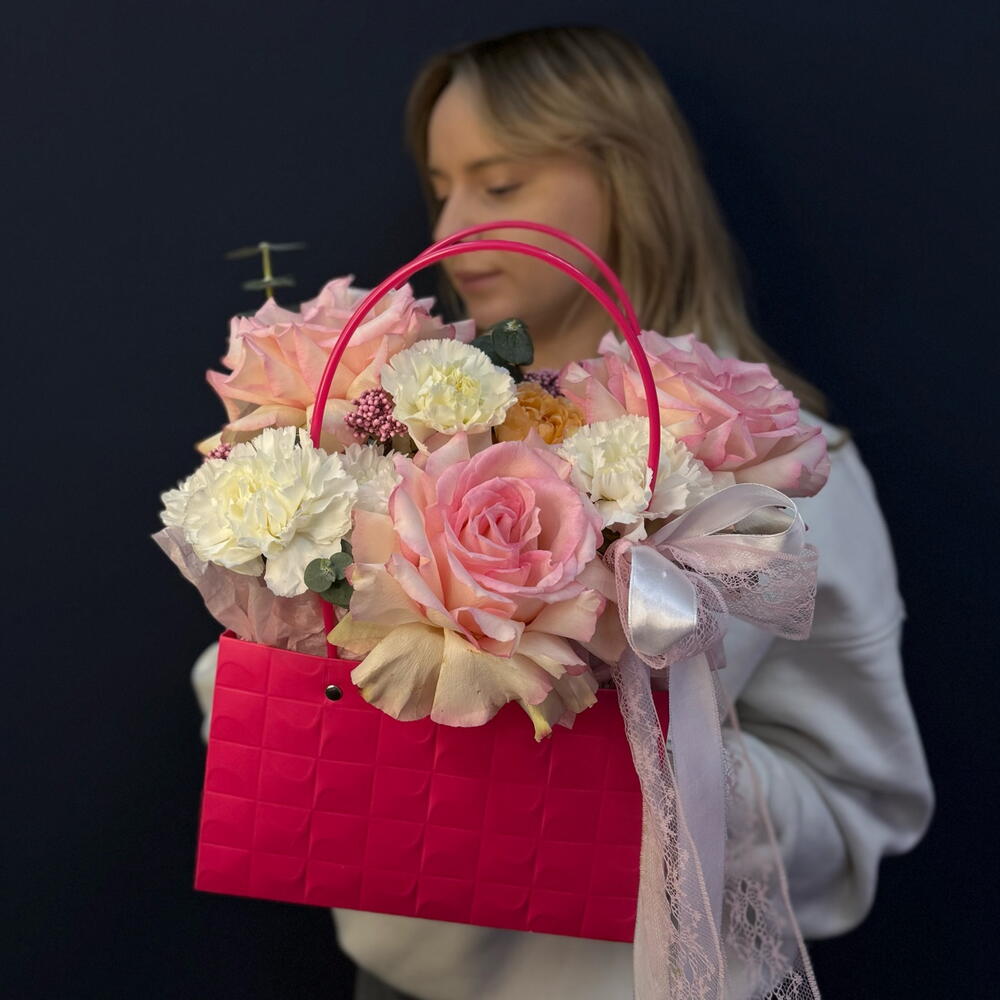 Букет "Нежность одного взгляда" с пышной одноголовой розой, стойким диантусом и ароматным эвкалиптом