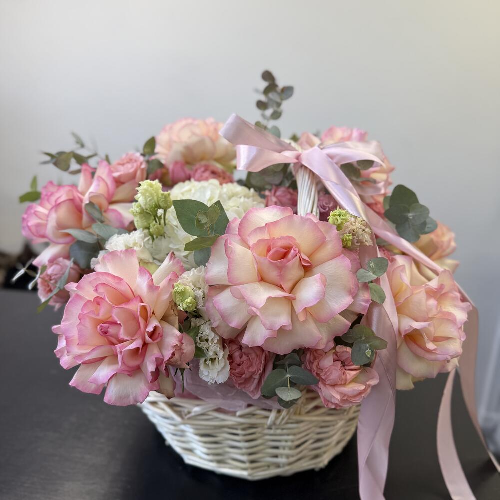 Корзина «Бантик» пышная композиция из французских роз с ароматным эвкалиптом