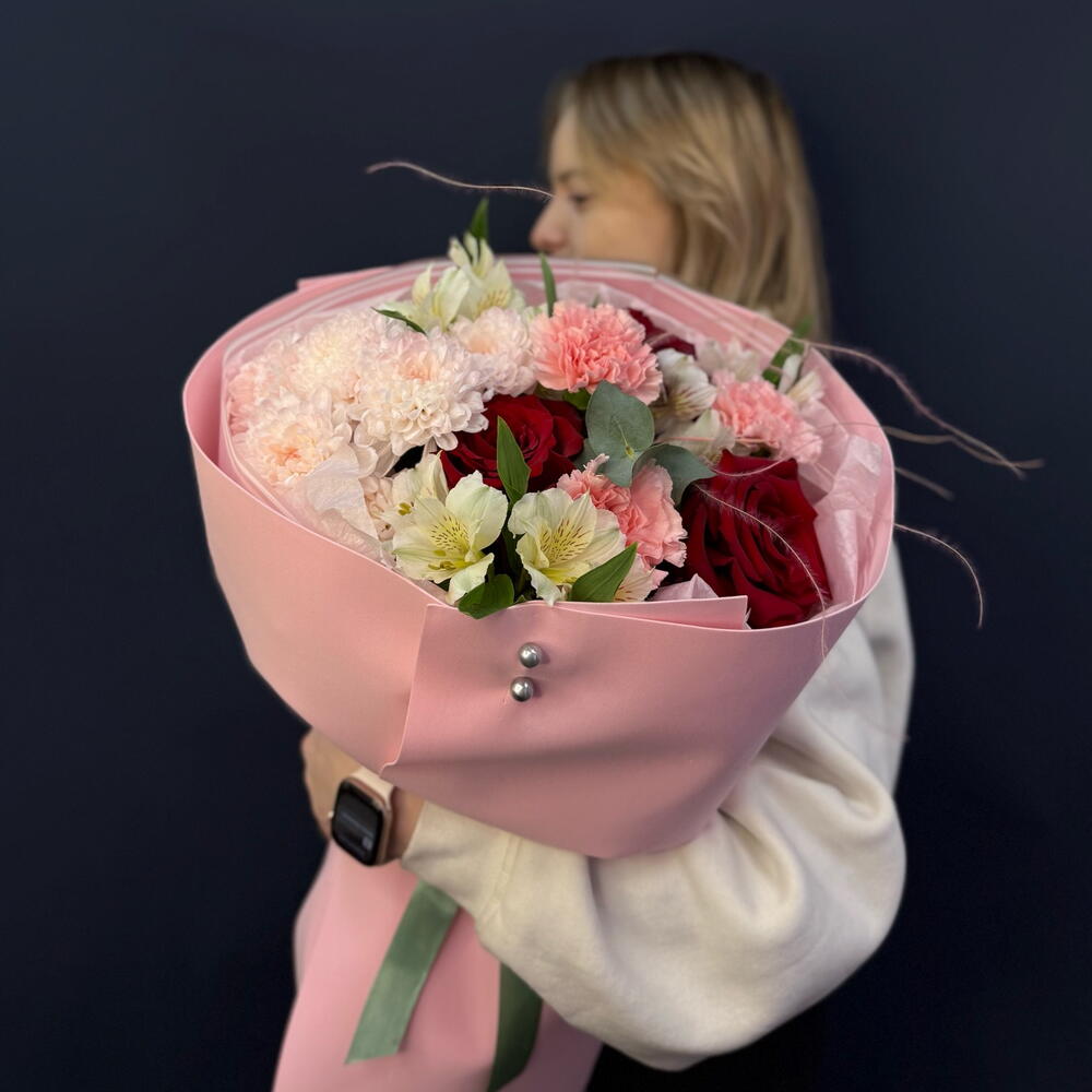 Букет "Любовь в кадре" с кустовой хризантемой, стойкой альстромерией, пышной розой