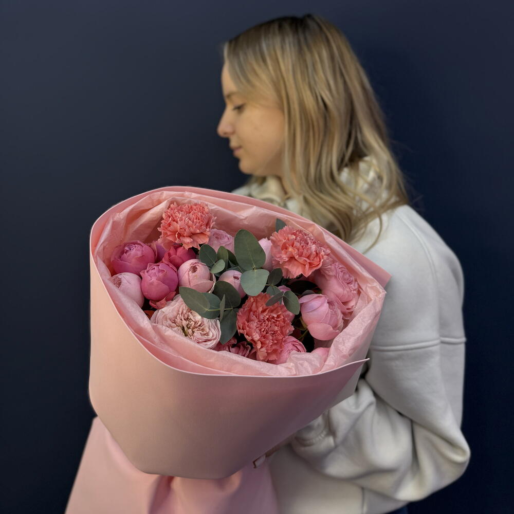 Букет "Пион" из кустовых роз Silvia с ароматным эвкалиптом и диантусом
