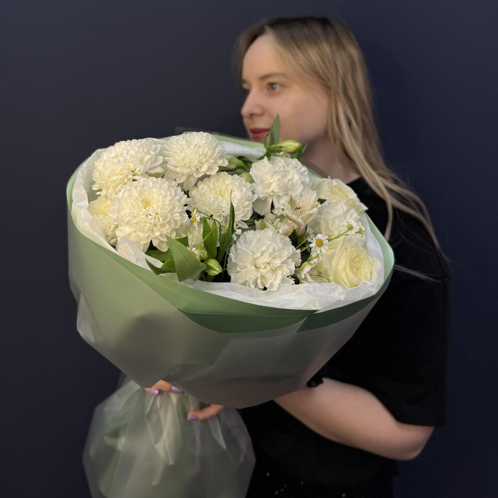 Букет «Она будет в восторге M" в зеленой гамме, с полевой ромашкой, ароматной одноголовой розой, хризантемой