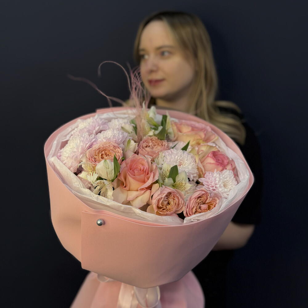 Букет "Надо брать М" с кустовой розой, французской, пышной альстромерией