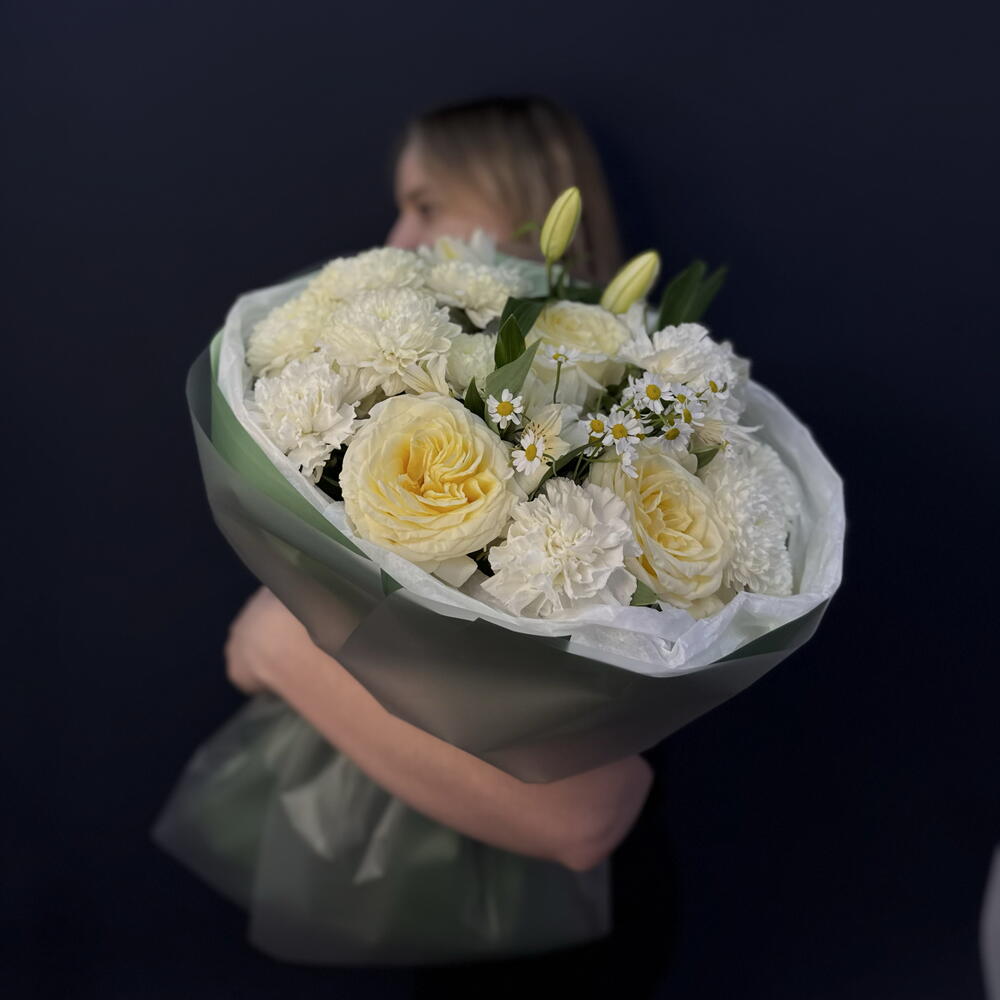 Букет Она будет в восторге L в зеленой гамме, с полевой ромашкой, пионовидной Лилей, и ароматной одноголовой розой