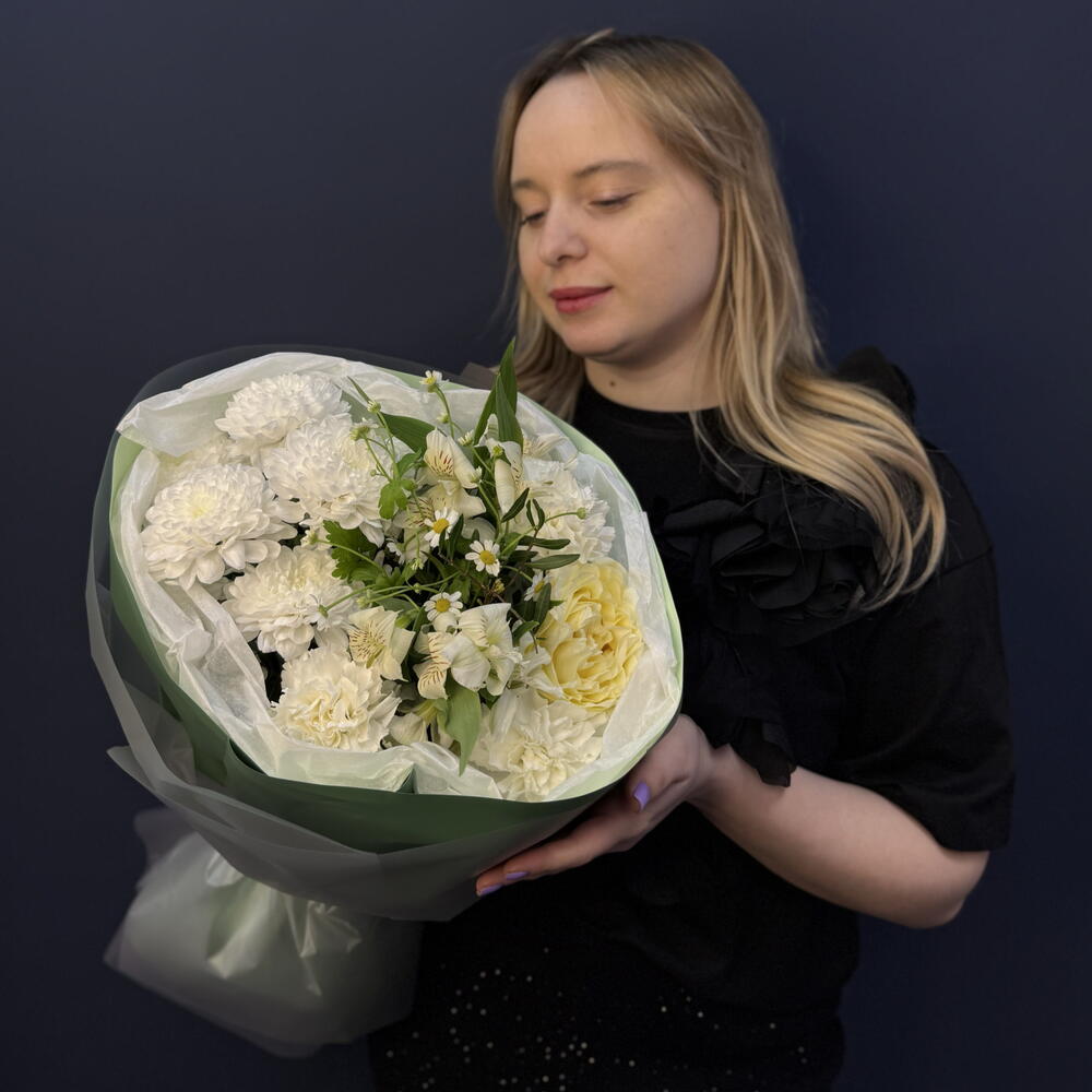 Букет «Она будет в восторге S" в зеленой гамме, с полевой ромашкой, ароматной одноголовой розой, хризантемой