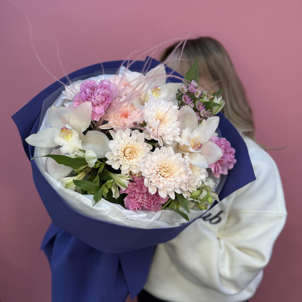 Букет «Тепло» с орхидей, пышной хризантемой и стойкой альстромерией