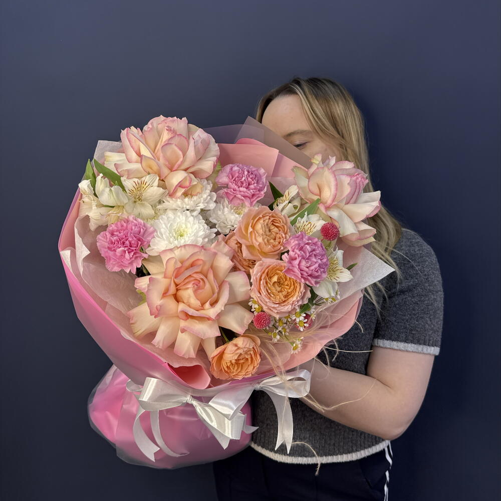 Букет « Сладкая клубничка🍓M» с пышной хризантемой, французской розой и стойкой альстромерией