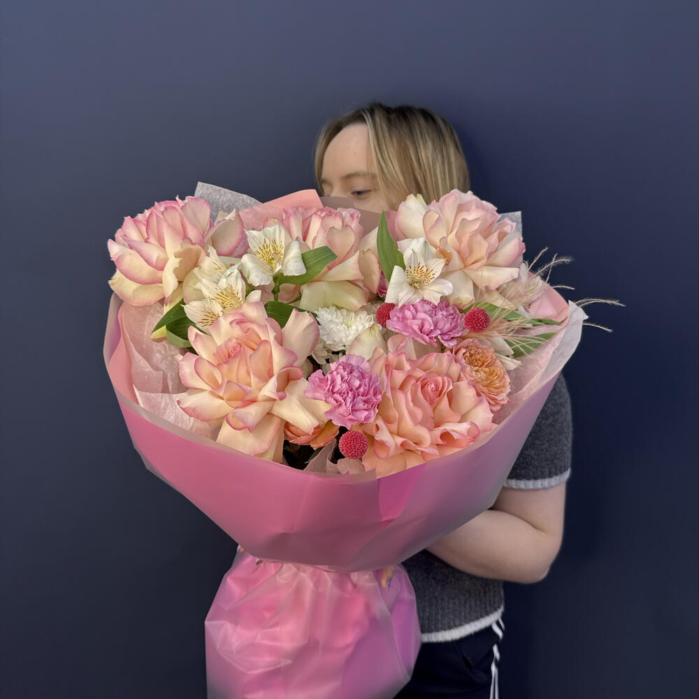Букет «Сладкая клубничка 🍓L» с пышной хризантемой, французской розой, стойкой альстромерией и диантусом