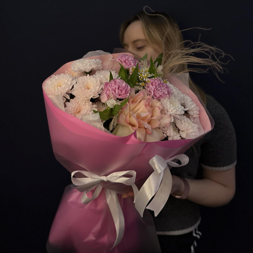 Букет «Сладкая клубничка🍓S» пышный букет с французской розой, кустовой хризантемой, стойкой альстромерией и диантусами