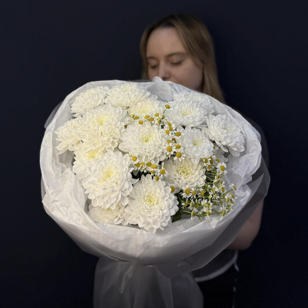 Букет «Для моей кокетки-конфетки» из кустовой хризантемы и матркиарии