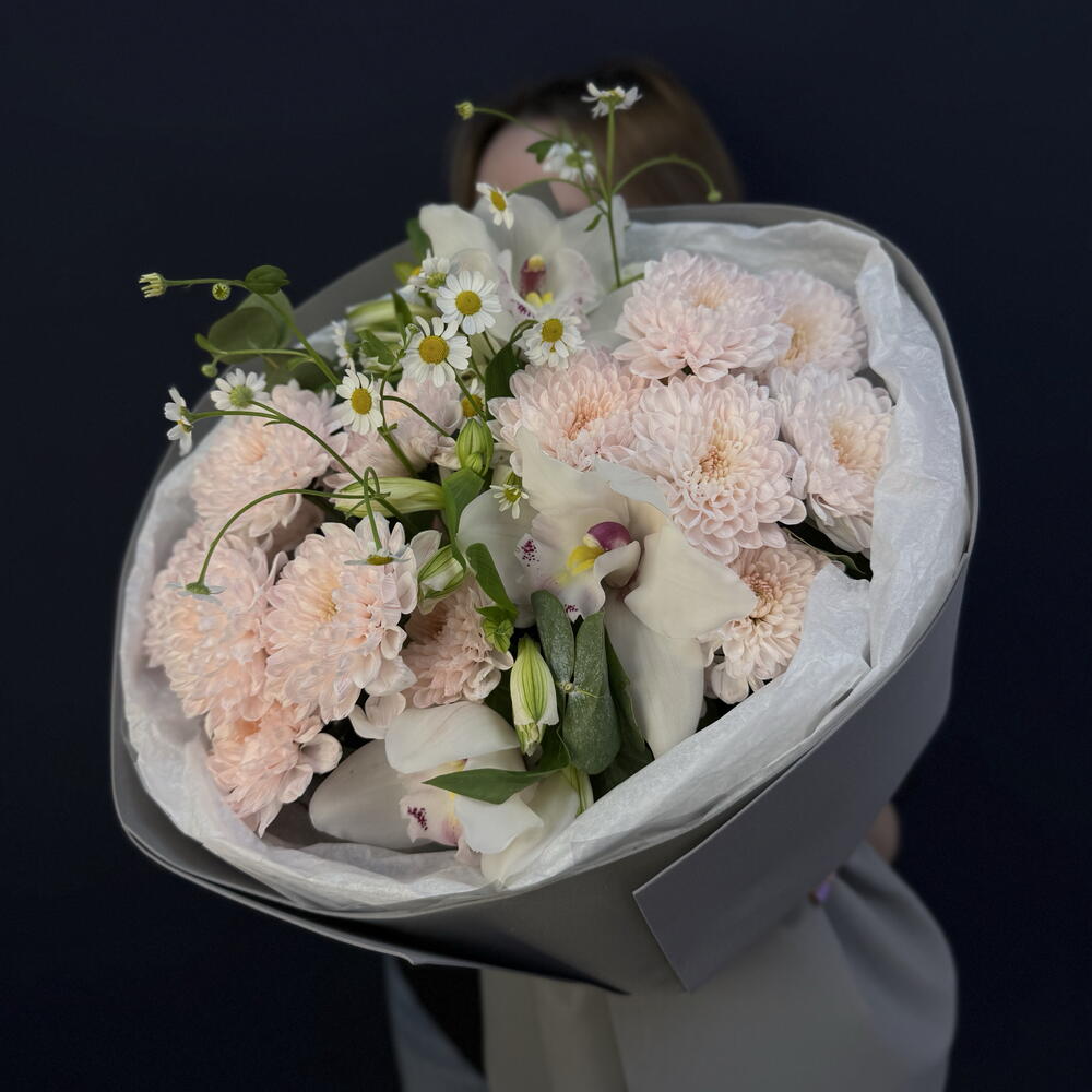 Букет пышный "Десерт" с объемной хризантемой, стойкой астрометрией