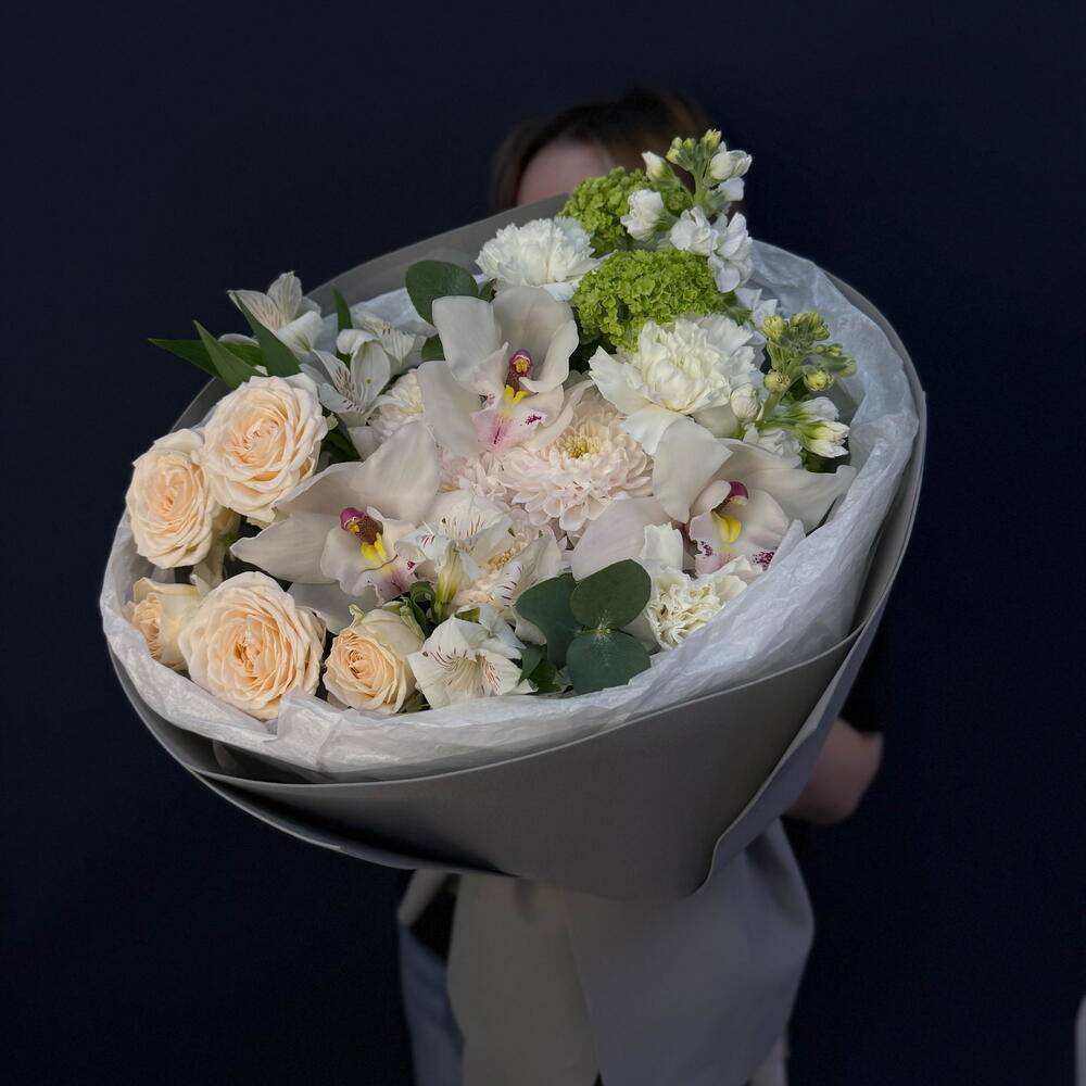 Букет пышный «Моей любимке» с кустовой хризантемой, стойкой астрометрией и орхидей