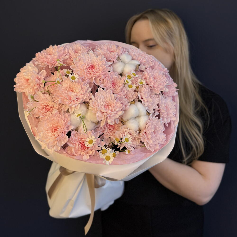 Букет Сладкий персик из кустовой персиковых хризантем, полевой ромашки и хлопка