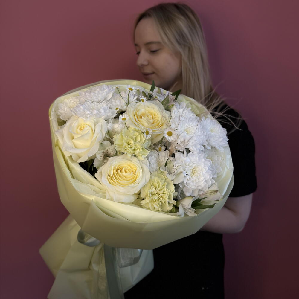 Букет Сливочное масло  с ароматной гиеновидной розой, пышной хризантемой