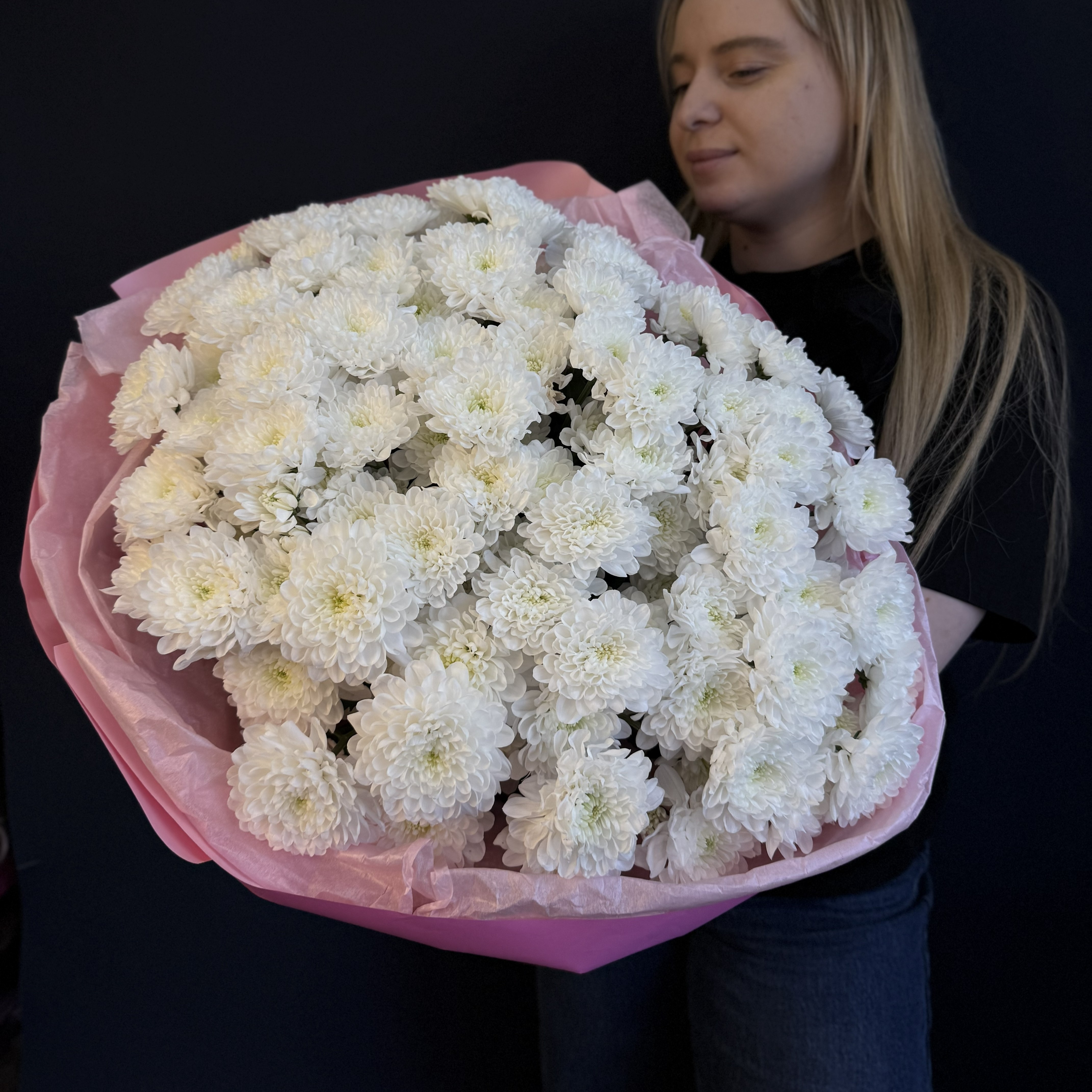 Моно букет из 15 белых хризантем