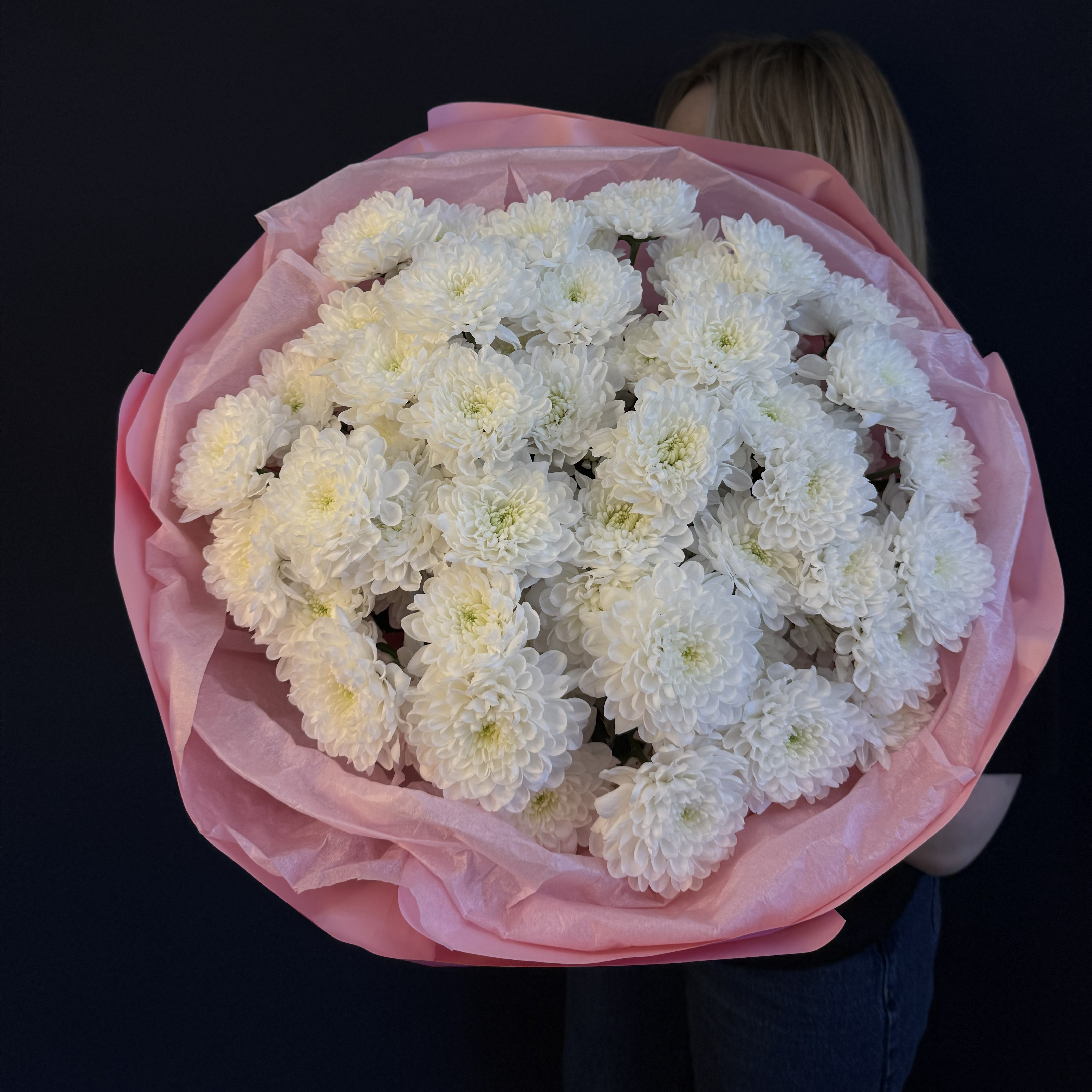 Моно букет из 9 белых хризантем