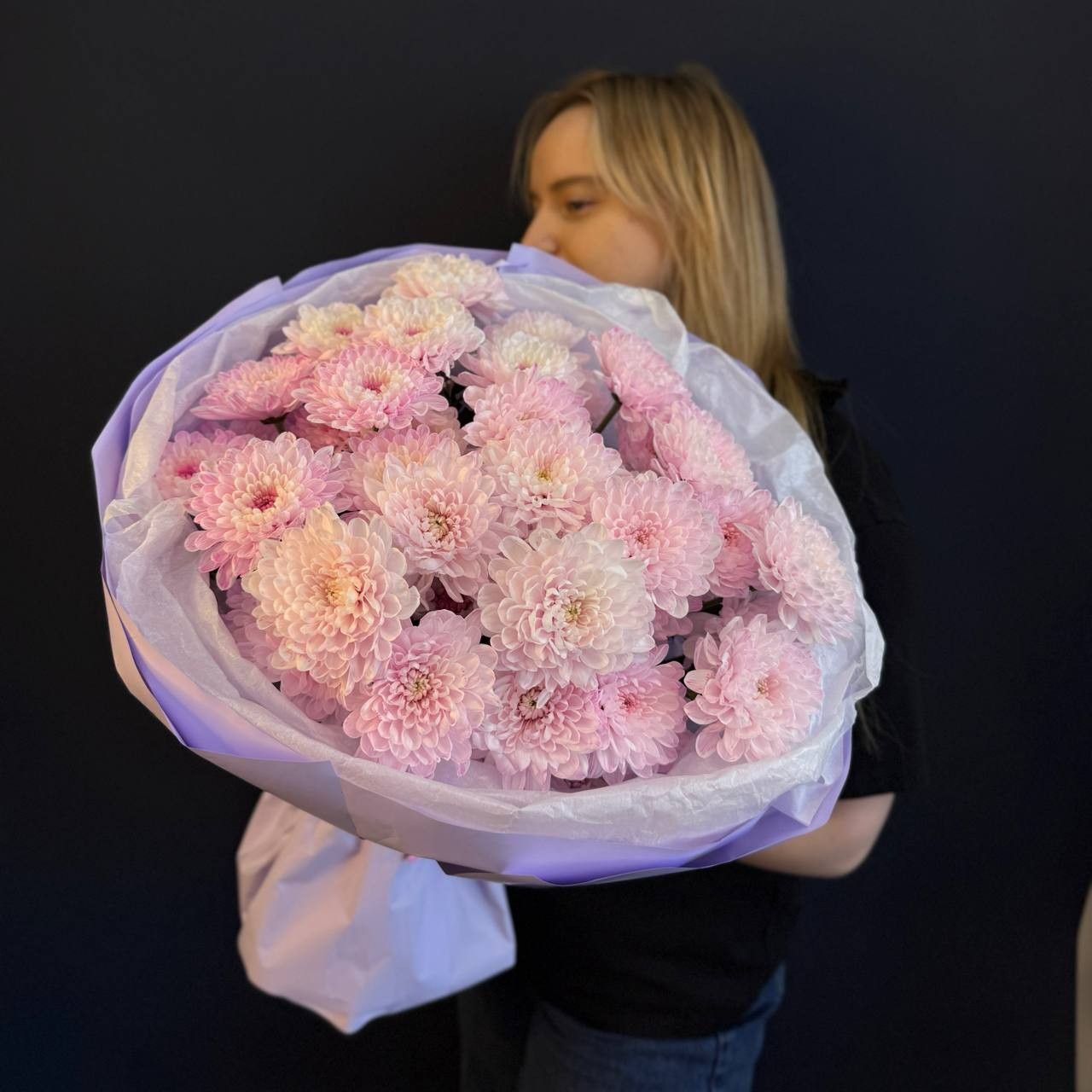 Моно букет из 5 розовых хризантем