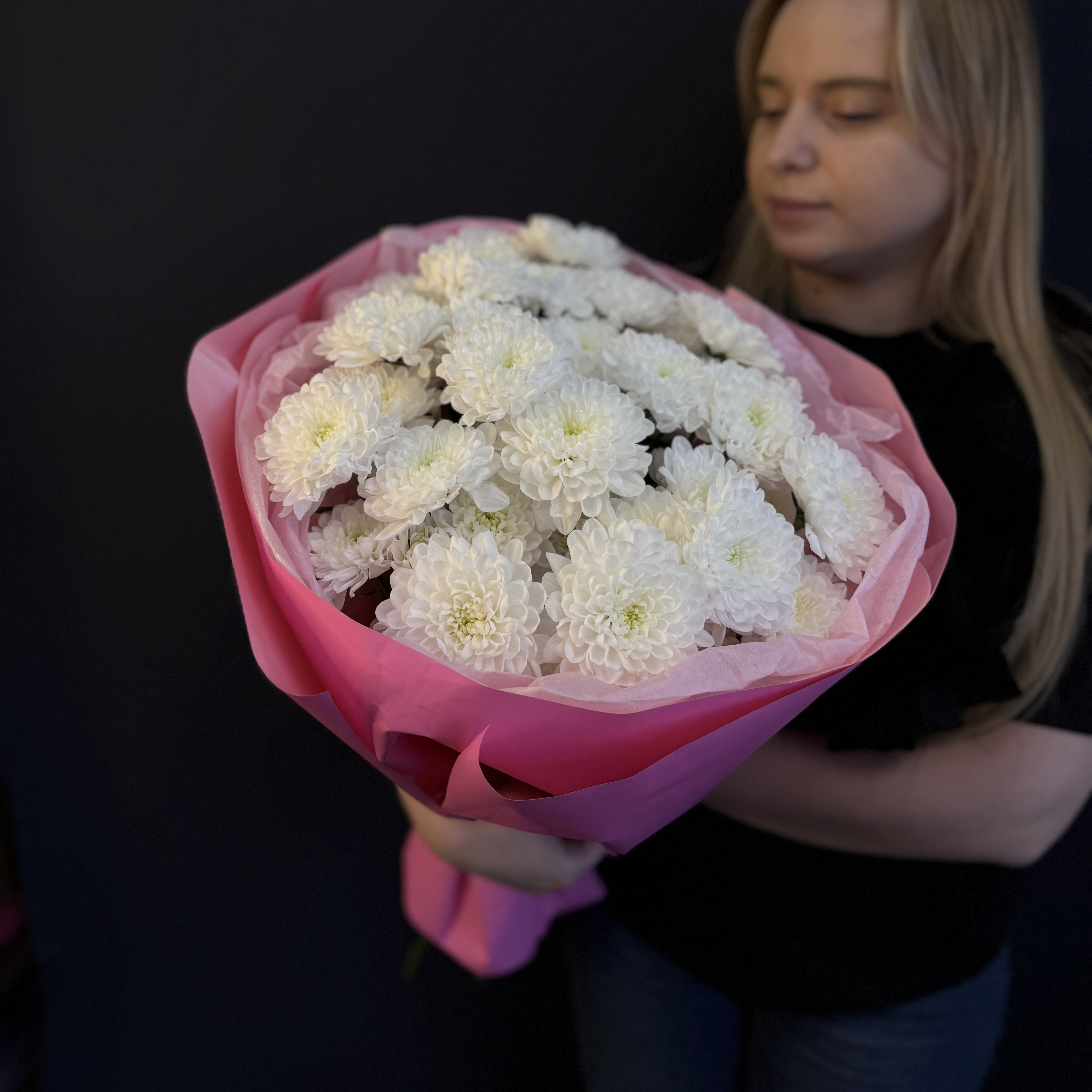 Моно букет из 5 белых хризантем