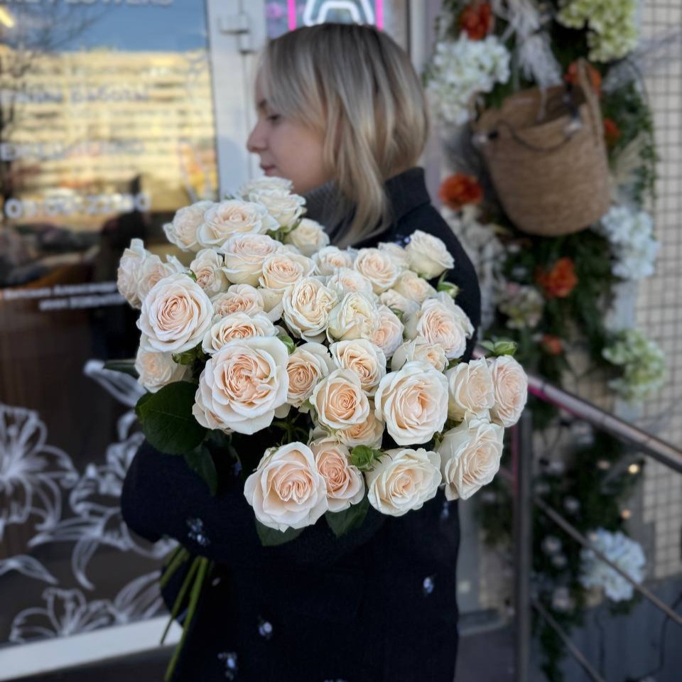 Моно букет из 9 кустовых роз